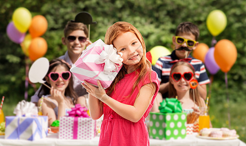 生日人们的可爱的红头发女孩与礼品盒夏季公园聚会可爱的红头发女孩,生日礼物聚会上图片