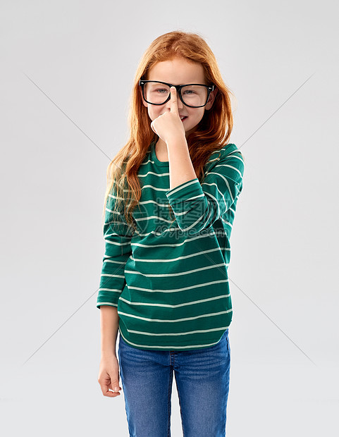 灰色背景微笑的红头发的女孩戴着眼镜图片