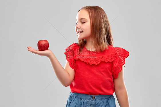 食物,饮食童的美丽的微笑女孩着红色的苹果灰色的背景上美丽的微笑女孩捧着红苹果图片