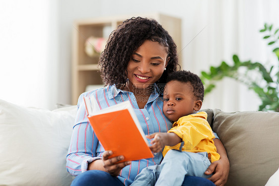 童,孩子人的快乐的非裔美国母亲与书她的小儿子家非裔美国母亲带着书婴儿家图片