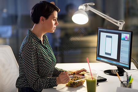 商务,过度工作,截止日期人的平师电脑吃沙拉夜间办公室师夜间办公室吃饭工作图片