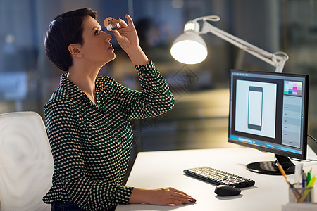 商业,视觉过度工作的女平师干眼综合征用滴夜间办公室女师夜间办公室用眼药水图片