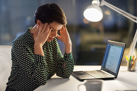 商业,截止日期压力压力沉重的女商人夜间办公室头痛晚上办公室的女商人压力很大图片
