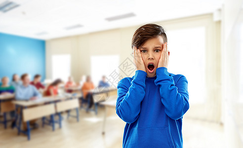 童,表情人的震惊惧的男孩触摸他的脸课堂背景震惊惧的男孩学校摸脸图片