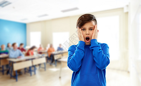 童,表情人的震惊惧的男孩触摸他的脸课堂背景震惊惧的男孩学校摸脸图片