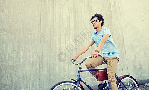 人,风格,休闲生活方式轻的时髦男子骑固定齿轮自行车城市街道轻的时髦男子骑固定齿轮自行车图片