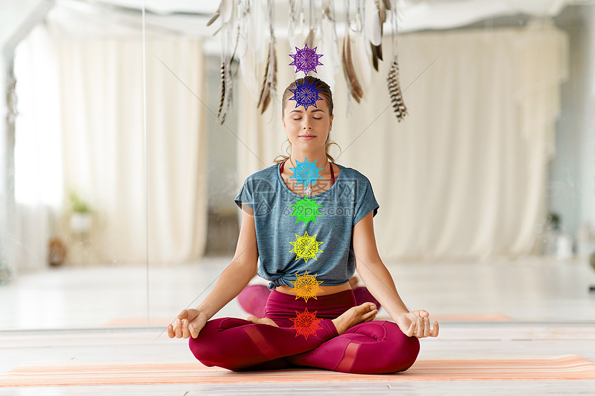 正念,灵健康的生活方式妇女冥想莲花姿势瑜伽工作室与七个脉轮符号女人瑜伽工作室冥想莲花姿势图片