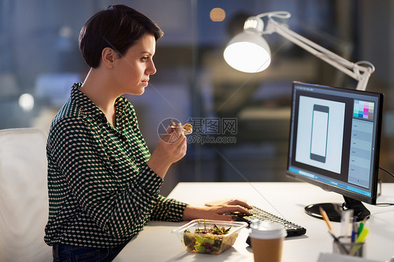商务,过度工作,截止日期人的平师电脑吃沙拉夜间办公室师夜间办公室吃饭工作图片