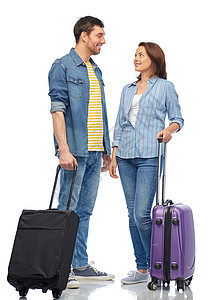 家庭,旅游度假的快乐的游客带着旅行袋白色背景下交谈快乐的游客带着旅行袋说话图片