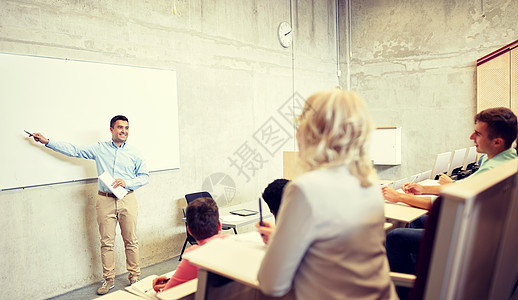 教育高中大学教学人的群学生教师演讲时站白板上群学生老师讲座上图片