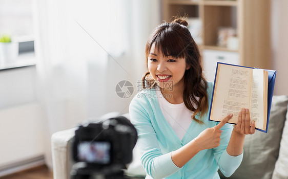 博客,技术,视频博客人的快乐的微笑亚洲妇女博客与相机记录视频博客的书评家亚洲女博主制作书籍视频评论图片