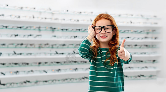 教育,视觉童的微笑的红色头发学生女孩戴眼镜绿色条纹衬衫光学商店的背景戴眼镜的红头发学生女孩光学商店图片