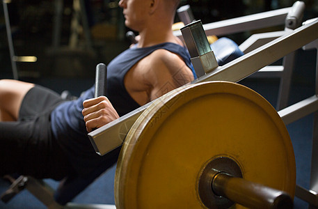 运动,健身人的近距离的人健身机上锻炼男人健身房机器上锻炼图片