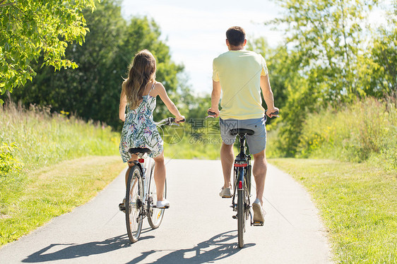 人们,休闲生活方式的轻夫妇骑自行车道路上夏天轻夫妇夏天骑自行车图片