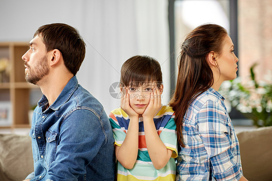 家庭问题,离婚人们的观念快乐的父亲,母亲悲伤的小儿子家家里幸福的家庭图片