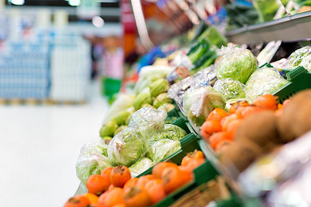 食品销售蔬菜冰山生菜卷心菜包裹塑料薄膜杂货店超市杂货店超市的冰山生菜图片