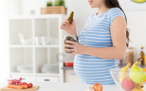 怀孕,食物渴望人们的密切孕妇家里厨房吃腌制黄瓜密切孕妇家吃黄瓜图片