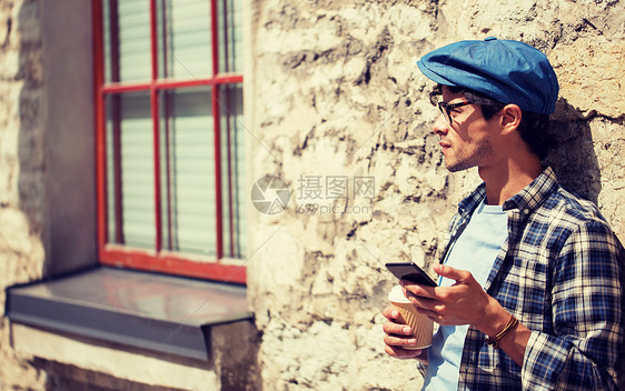 休闲,技术,沟通人的男人与智能手机喝咖啡次纸杯短信城市街道智能手机的男人城市街道喝咖啡图片