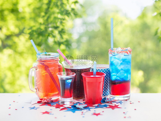 美国独立日,庆祝假日杯子杯子与饮料7月4日聚会绿色自然背景美国独立日派上喝酒图片