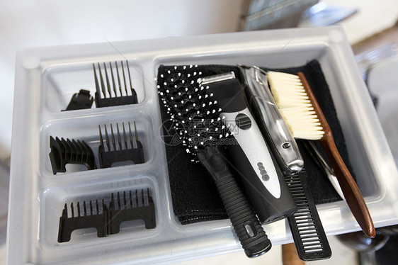 头发工具,美容美发刷子,修剪器梳子托盘理发店发廊托盘上的刷子修边器梳子图片