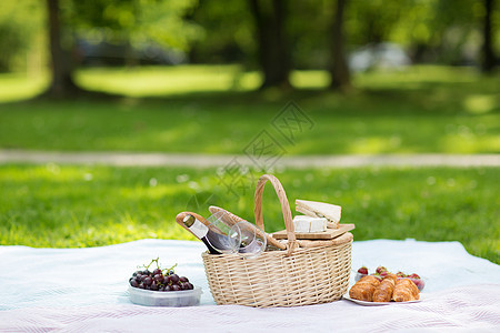 休闲野餐篮,食物酒杯毯子夏季公园夏季公园的野餐篮食物葡萄酒图片