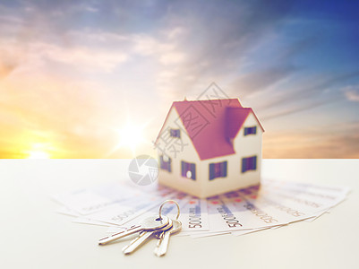 抵押贷款,房地产财产家庭模式,金钱房子钥匙日落天空背景家庭模型,钱房子钥匙图片