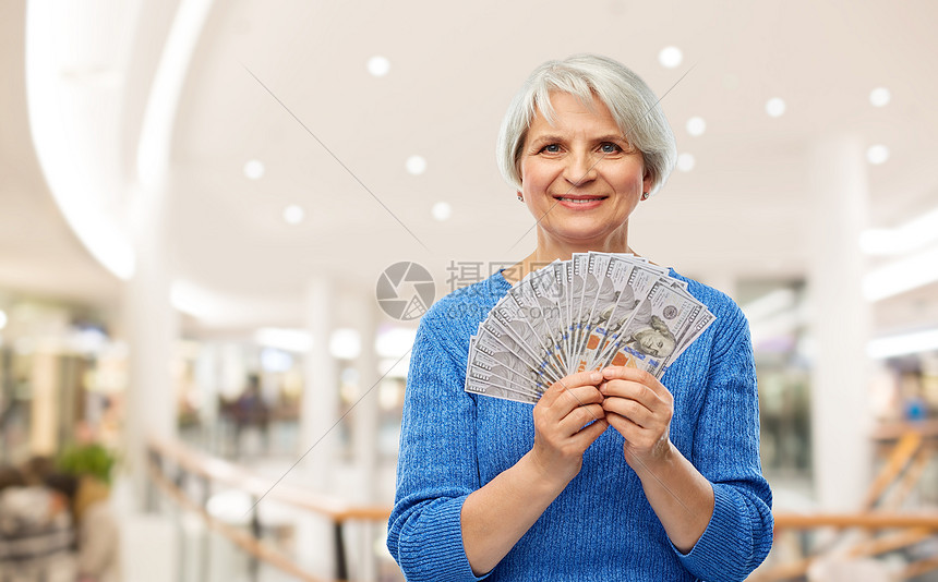 ‘~微笑的老女子持数百美元的钞票购物中心的背景  ~’ 的图片
