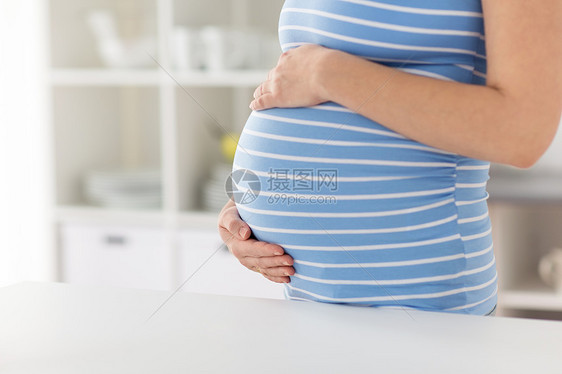 怀孕的孕妇摸着肚子图片