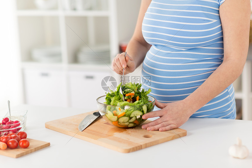 怀孕,烹饪食物健康饮食密切孕妇家里厨房蔬菜沙拉孕妇家烹饪沙拉图片