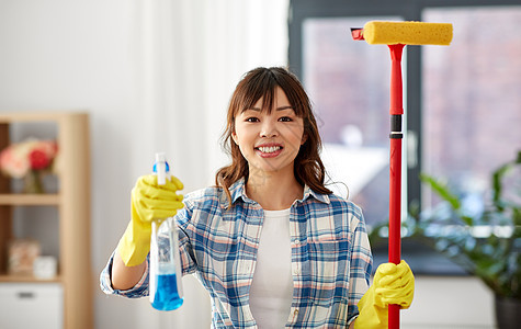 清洁,家务家务快乐的亚洲妇女戴着手套,用洗涤剂海绵拖把窗户家带窗户洗涤剂海绵拖把的亚洲女人图片