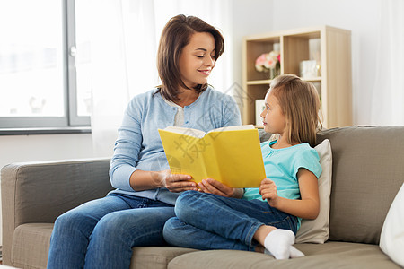 人家庭教育理念幸福的女儿家陪妈妈读书快乐的女孩妈妈家看书图片