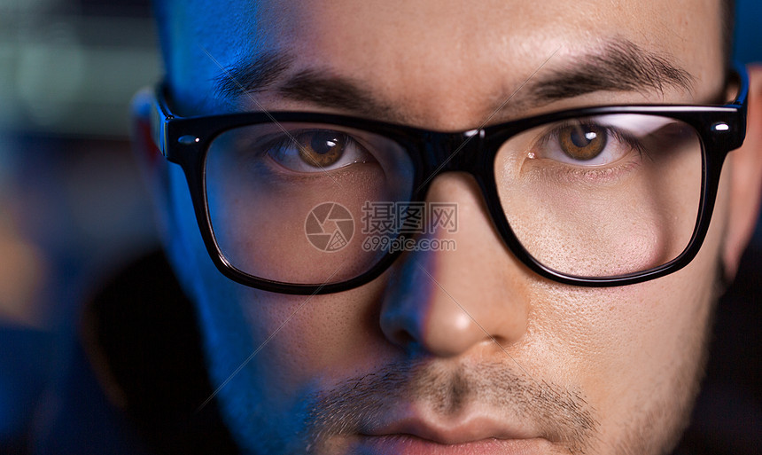 视觉,黑客人的接近亚洲男黑客的脸戴眼镜特写亚洲男黑客的脸戴眼镜图片