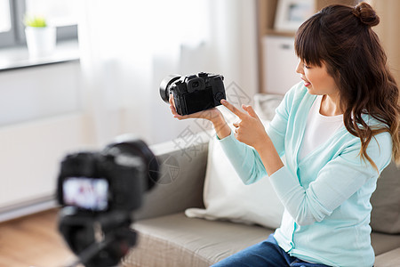 博客,视频博客技术亚洲妇女博客与照片相机录制视频博客家里亚洲女博主带相机录制视频图片