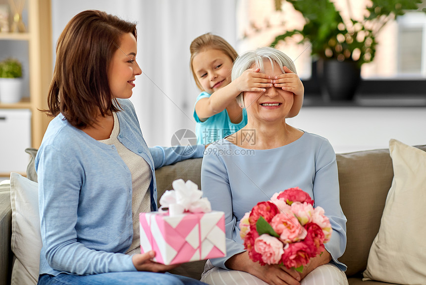 ‘~家庭,世代生日母亲女儿家里问候快乐的祖母母女家里问候祖母  ~’ 的图片