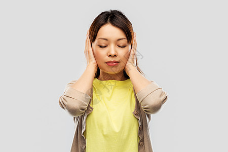 人,情感压力的亚洲轻妇女灰色背景下双手闭耳亚洲女人用手闭着耳朵图片