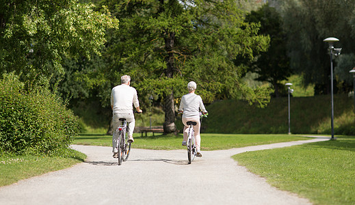 积极的老,人们生活方式的快乐的老夫妇骑自行车托姆公园夏季城市塔林,爱沙尼亚老夫妇夏季公园骑自行车图片