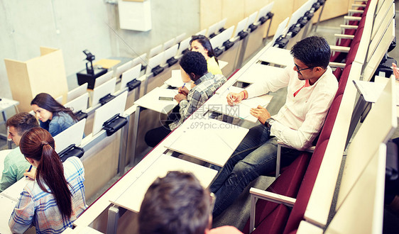 教育高中大学学人的群报告厅写笔记本的国际学生群带笔记本的学生报告厅图片