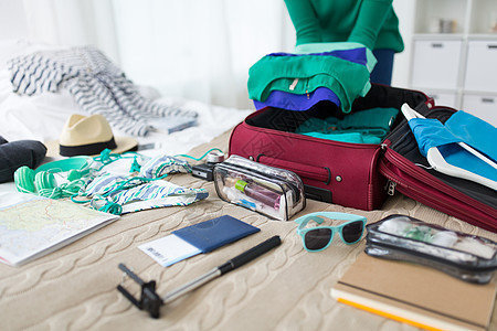 旅游,人行李快乐的轻妇女家里酒店房间打包旅行袋妇女家里酒店房间打包旅行袋图片