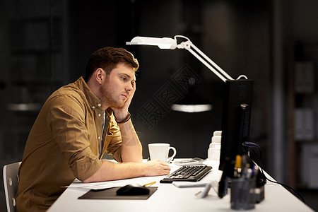 商务,过度工作,截止日期人们的疲惫无聊的男人深夜办公室工作深夜办公室工作的疲惫无聊的男人图片