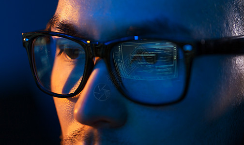 黑客眼睛眼镜看电脑屏幕黑暗中图片