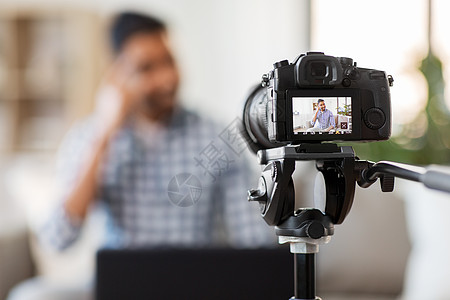 博客,视频博客人的相机记录视频博客的印度男博客家里印度男博主的相机录制视频博客图片