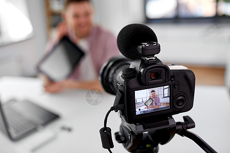 博客,视频博客人的特写相机记录男博客的视频评论平板电脑家庭办公室相机录制视频博客与平板电脑图片