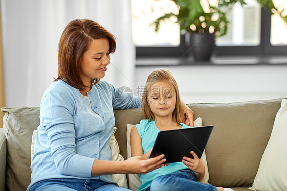 人,家庭技术的快乐的母亲女儿家里用平板电脑电脑快乐的母亲女儿家用平板电脑图片