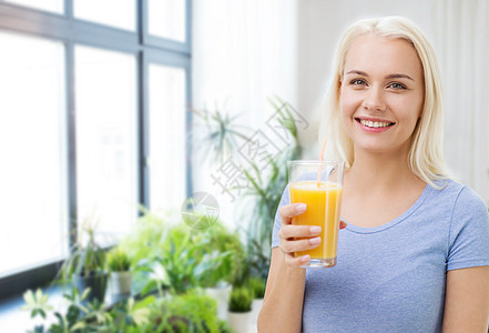健康的饮食,节食人们的观念微笑的女人家里喝橙汁微笑的女人家喝橙汁图片