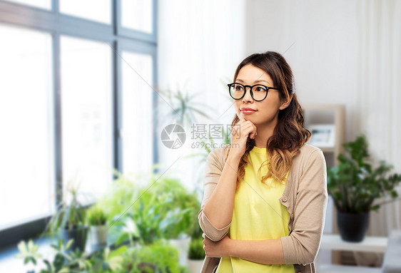 人,教育学校亚洲妇女戴眼镜学生的家庭背景戴眼镜的亚洲女人家里的学生图片