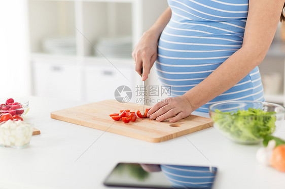 怀孕,烹饪食物健康饮食家里用菜刀切番茄把孕妇关来孕妇家烹饪食物图片