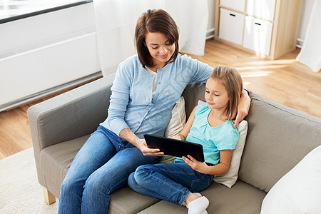 人,家庭技术的快乐的母亲女儿家里用平板电脑电脑快乐的母亲女儿家用平板电脑图片
