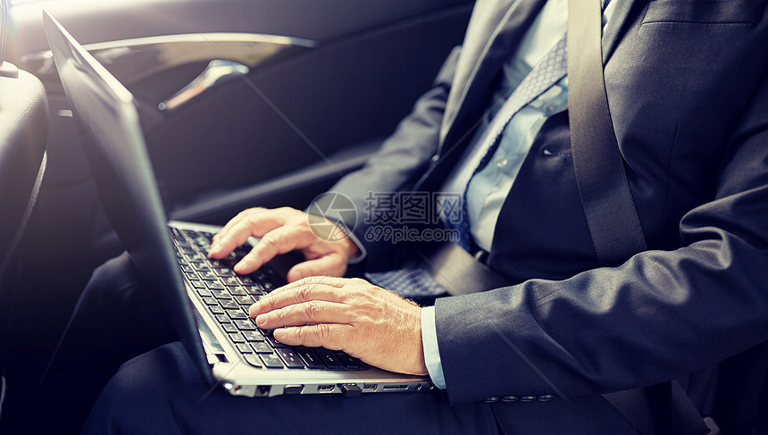 交通,商务旅行,技术人的资深商人,笔记本电脑驾驶汽车后座高级商人带着笔记本电脑开车图片