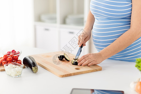 怀孕,烹饪食物健康饮食密切孕妇家里用菜刀切茄子孕妇家烹饪食物图片