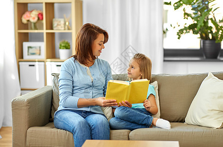 人家庭教育理念幸福的女儿家陪妈妈读书快乐的女孩妈妈家看书图片